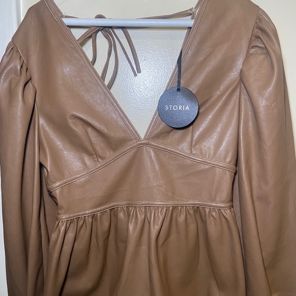 FAUX LEATHER BUBBLE SLEEVE TOP